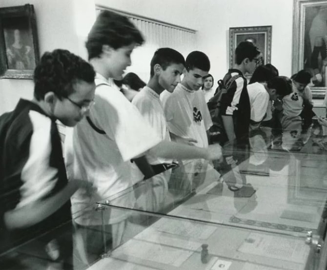Estudantes visitando a fundação