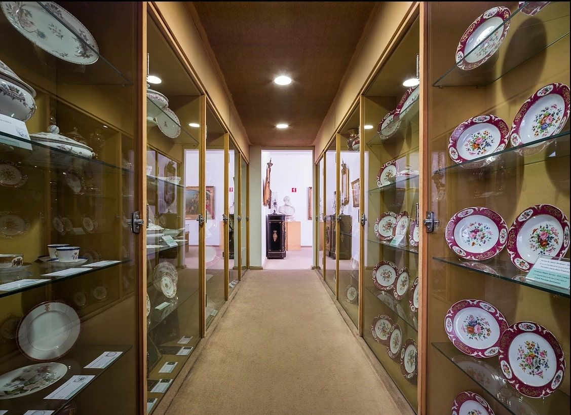 Louça de porcelana exposta em estantes